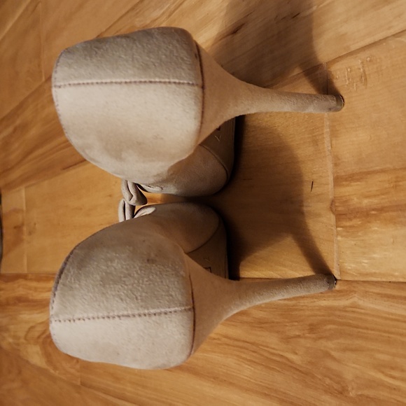 Cute Bow, Suede Peep toe Beige Heels. - Picture 3 of 3